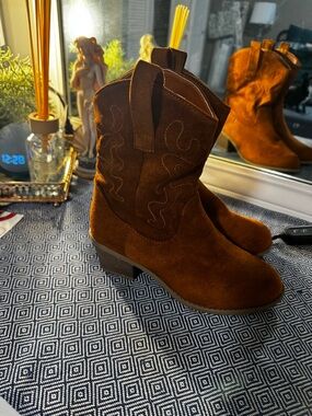 EU 37 Women's Suede Western Boots in Brown (US size 7-7.5ish)